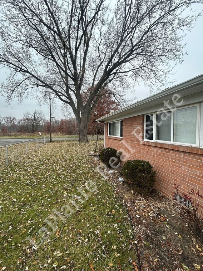 Photo - 1921 Northover Rd