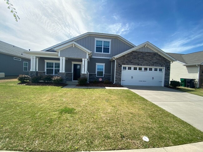 Building Photo - Move-in ready, 1.5 story home located in t...