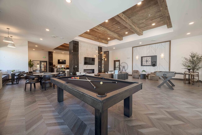 La casa club para residentes de Garrett Parker incluye una mesa de billar de tamaño reglamentario, una mesa de futbolín y una sala con chimenea para juegos informales y reuniones.