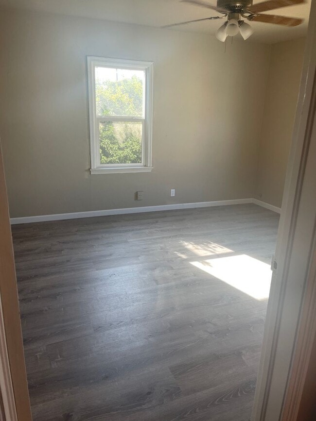 Building Photo - 712 W Hammond Ave