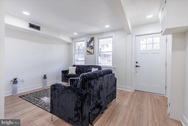 Photo - 4702 Meade St NE