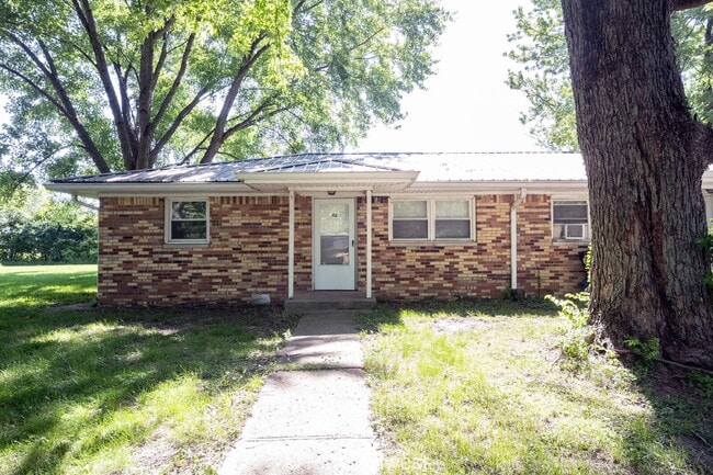 Photo - Charming 2-Bedroom Retreat at 570 W U.S. 52, Fountaintown – Cozy Comfort Awaits in 844 Sq Ft! Unidad 2A
