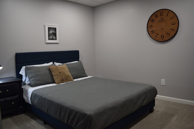 Bedroom with large closet & queen bed - 826 Terrace St Unit #A