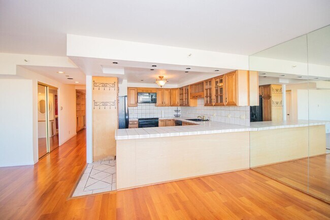 Photo - 101 Lombard St