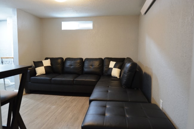 Photo - "Fully Furnished 1-Bedroom Basement Retreat in Cheyenne" Unidad B