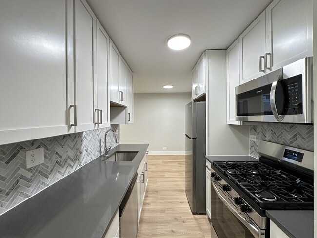 Building Photo - 516 W Aldine Ave Unit A02W