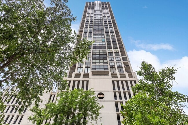 Building Photo - 1122 N Clark St Unit 3104 Rental
