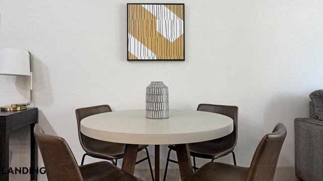 Photo - 2323 E Highland Ave Unidad 2232