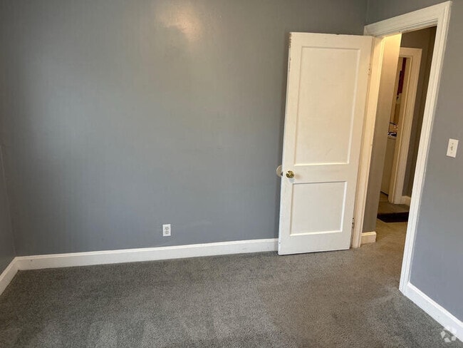 Building Photo - Cozy 4-Bedroom 1 Bath Home in Peaceful Lo...