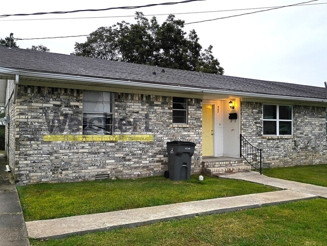 Building Photo - Convenient 3BR/1.5BA Duplex Near Schools and Shopping