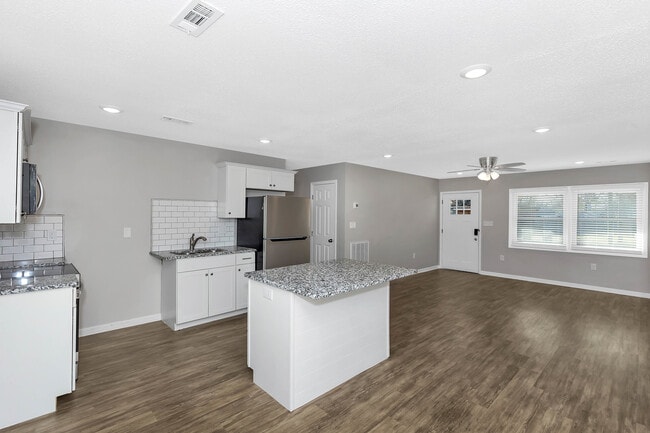 Photo - 3903 Telstar Cir SW