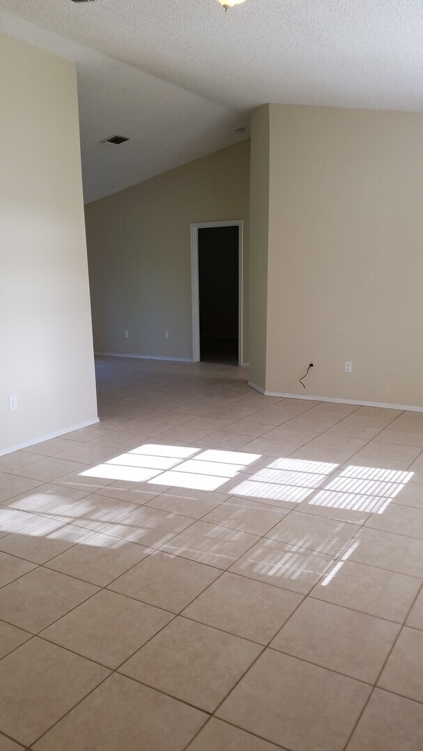 Photo - Nice 3 Bedroom 2 Bath home with Large Yard Close to Jupiter Elementary