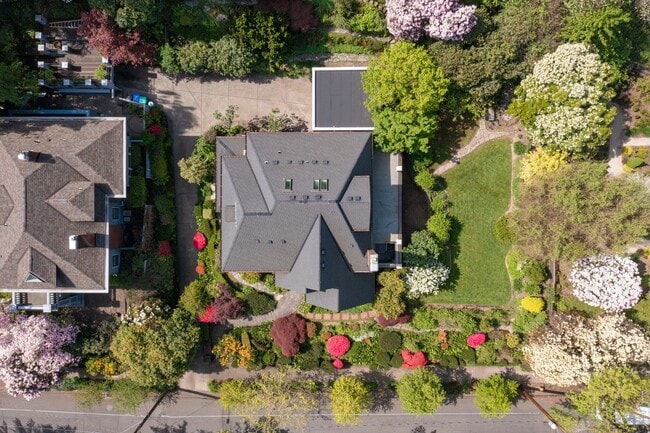 Photo - Amazing Nob-Hill Estate with impeccable fi...