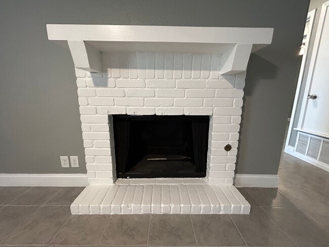 Photo - *COMING SOON* Open-Concept 3BD/2BA with Cozy Fireplace & Modern Stainless Kitchen!