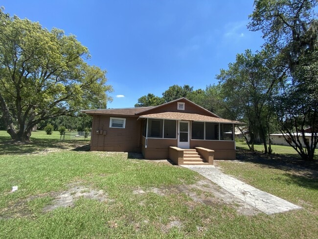 Building Photo - "Charming 3-Bedroom Retreat with Modern Amenities in Lakeland!"