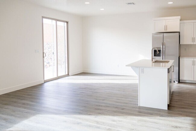 Photo - Spacious 4-Bed Home in Sage Canyon