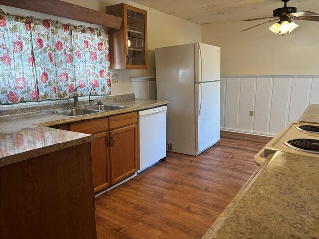 Photo - 128 2nd Ave SW