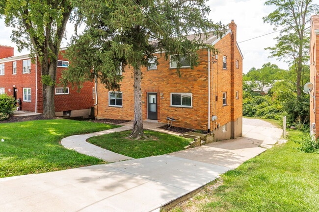 Building Photo - 5739 Cheviot Rd Unit 1