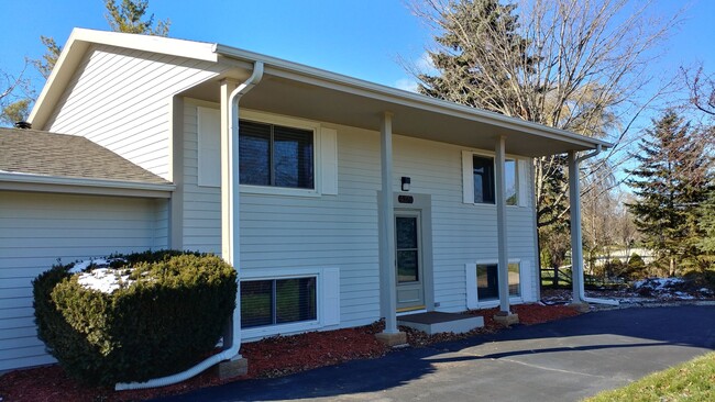 Building Photo - Spacious 4 bedroom 2 Bath Single Family Mt Pleasant