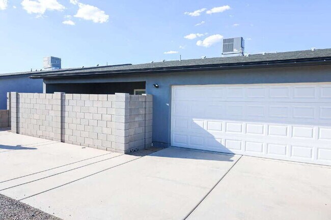 Building Photo - 2531 E Broadway Rd Rental