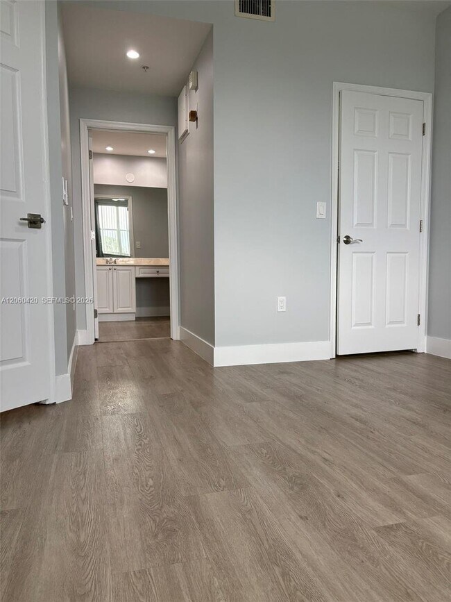 Photo - 2100 Greenview Shores Blvd