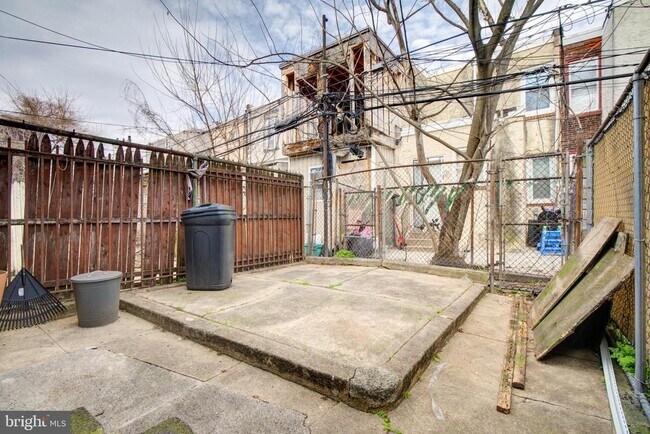 Photo - 2069 E Monmouth St