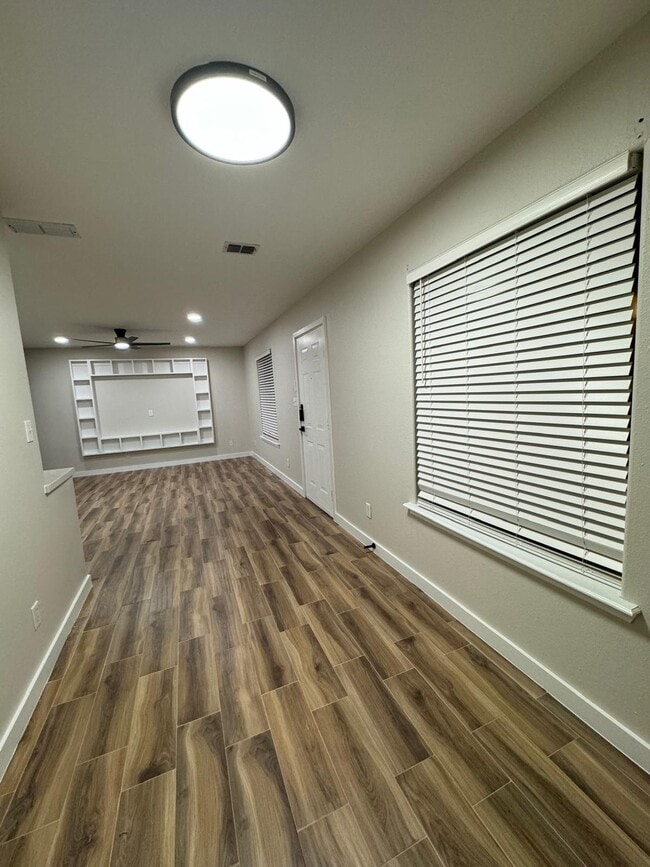 Photo - 721 Sonesta Dr Unit B