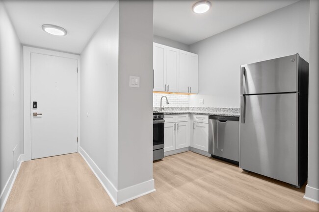 Building Photo - 7608 N Sheridan Rd Unit 207 Rental