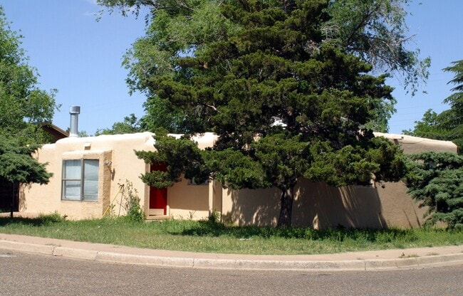 Building Photo - CORNER LOT- HAS FIREPLACE AND A DEN Rental