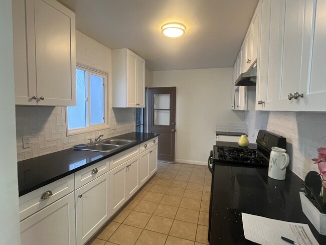 Building Photo - 14149 Vanowen St Unit 5