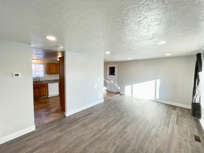 Photo - 564 W 5275 S