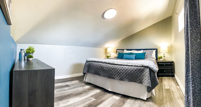 King Bed in Loft - 2261 Marlboro Dr Unit Upstairs Guest House
