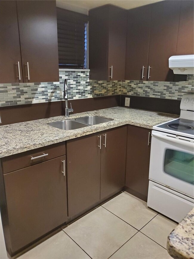 Building Photo - 8290 Lake Dr Unit 303