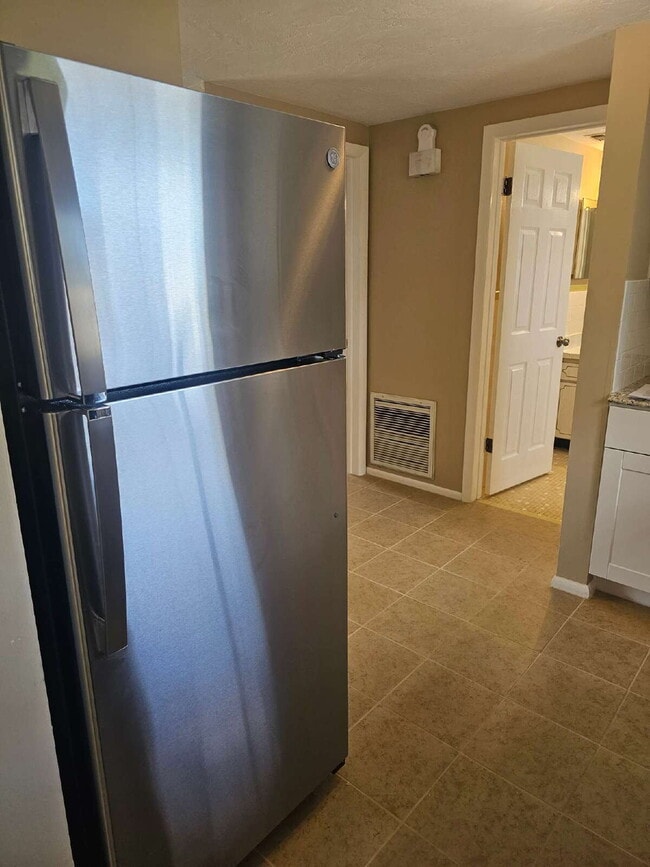 Photo - Bright & open 1 bedroom, 1 bath with scree...