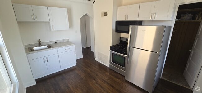 Building Photo - 2745 W Belmont Ave Unit 1 Rental