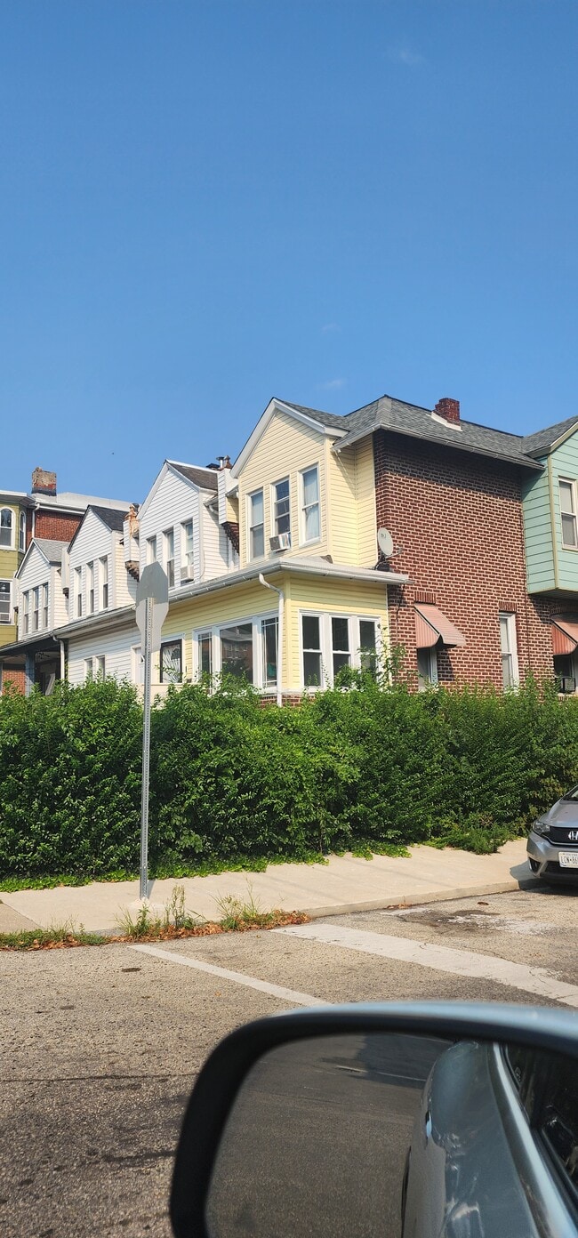 Building Photo - 718 S 51st St Unit 2