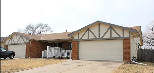 Building Photo - Spacious 3 bedroom duplex close to McConne... Rental
