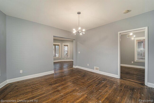 Photo - 597 Belmont St