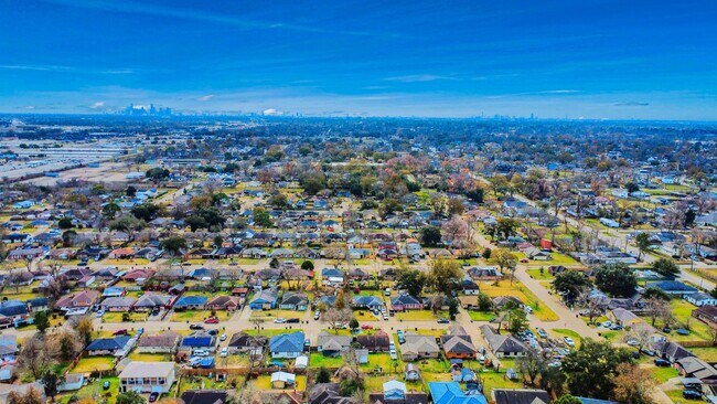 Photo - 834 Ellington St
