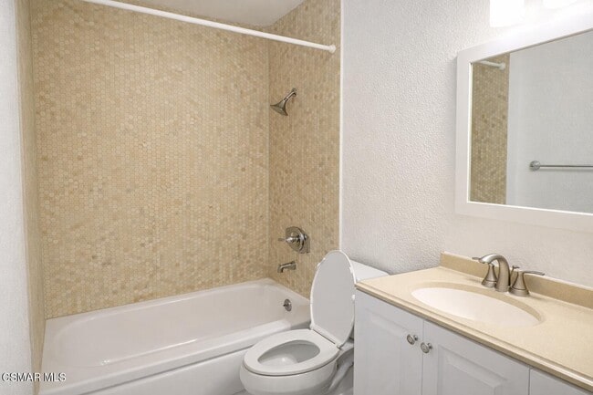 Photo - 18547 Collins St