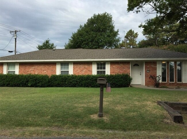 Building Photo - 2706 N Hickory St Rental