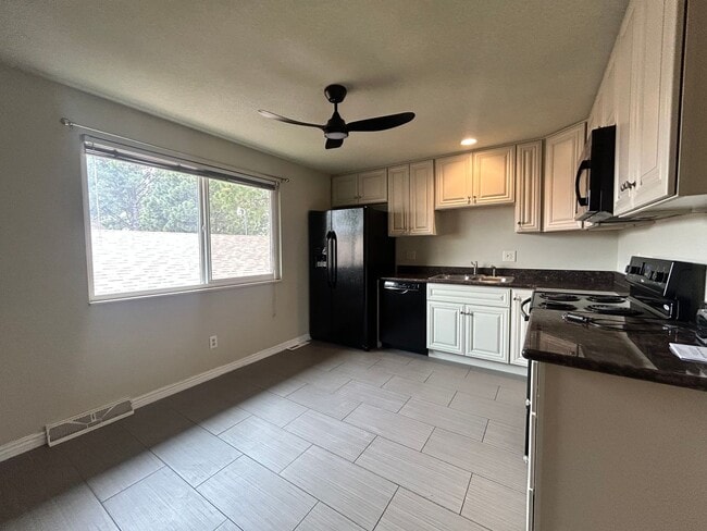 Photo - 2-Bed/1.5-Bath Longmont Townhome