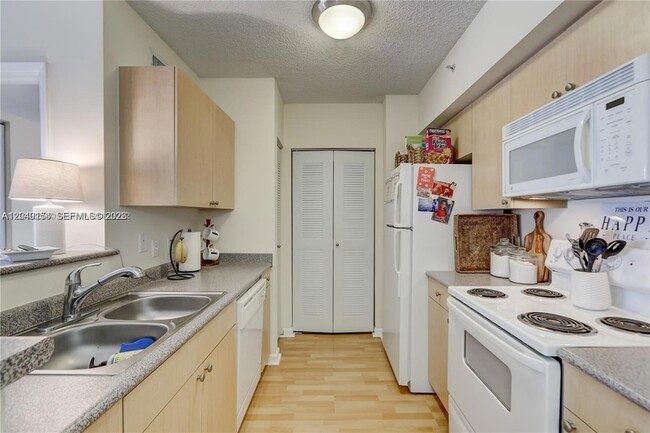 Photo - 1919 Van Buren St Unidad 620