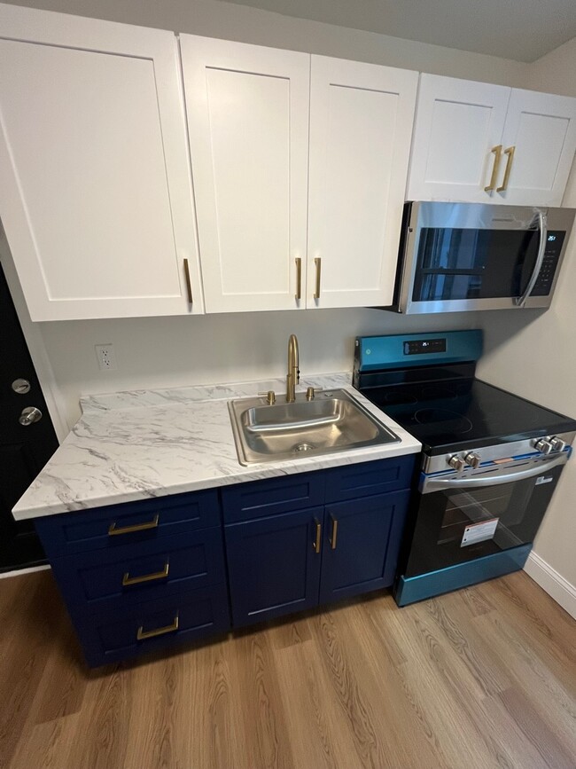 Building Photo - 904 S Cecil St