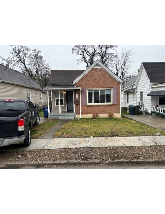 Building Photo - Downtown Beauty!