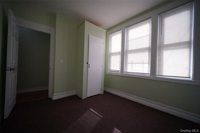 Photo - 723 E 227th St