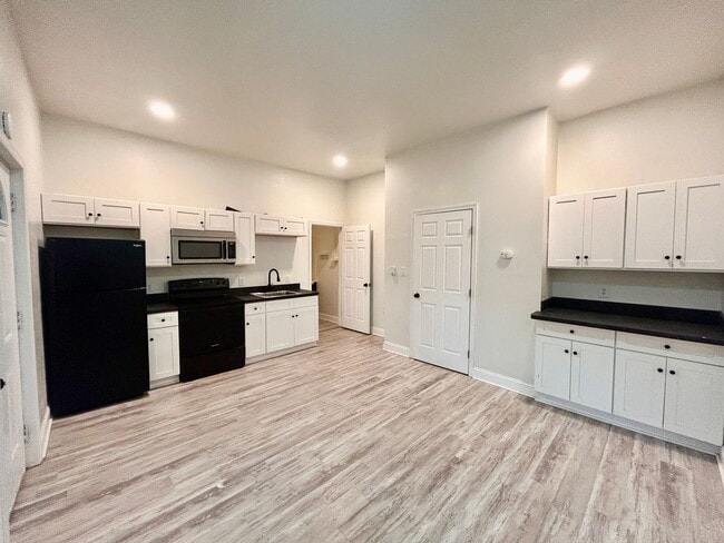 Building Photo - 150 Walnut St Unit Apt D