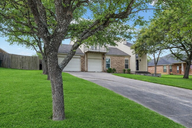 Building Photo - Find comfort, style, and convenience in this beautiful 3-bedroom home located in a desirable gate...