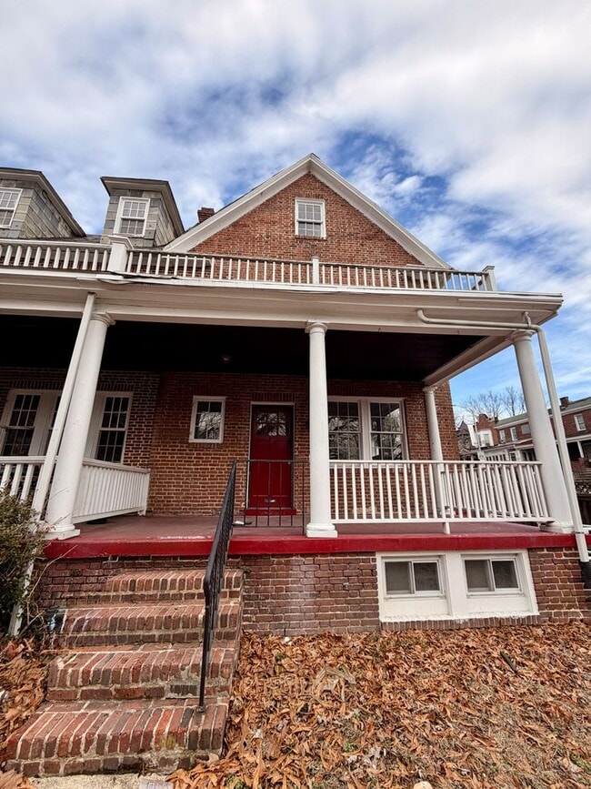 Building Photo - Huge townhome available. Four bedrooms three bath.