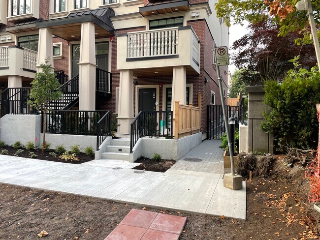 Building Photo - 918 32nd Av W